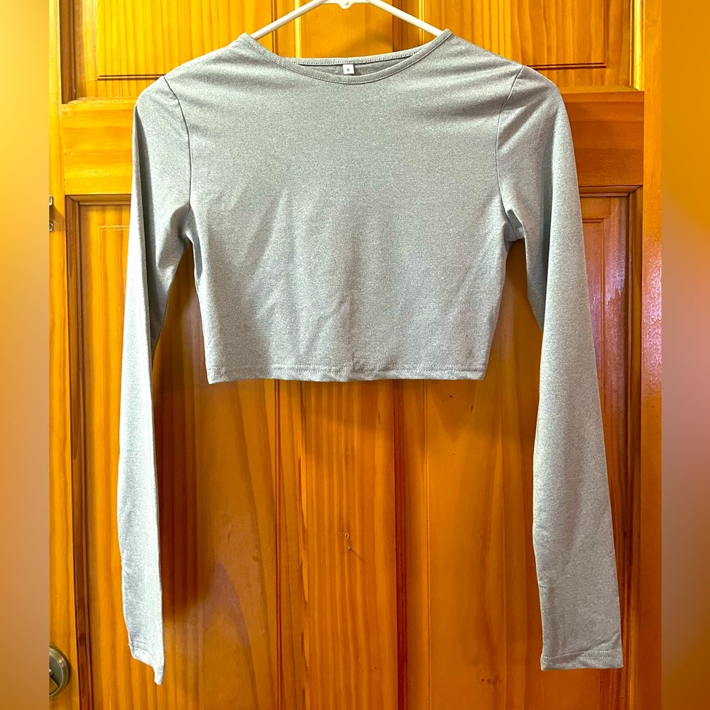 Tic Toc Shop gray long sleeve crop top with high waisted yoga pant. Size S.
